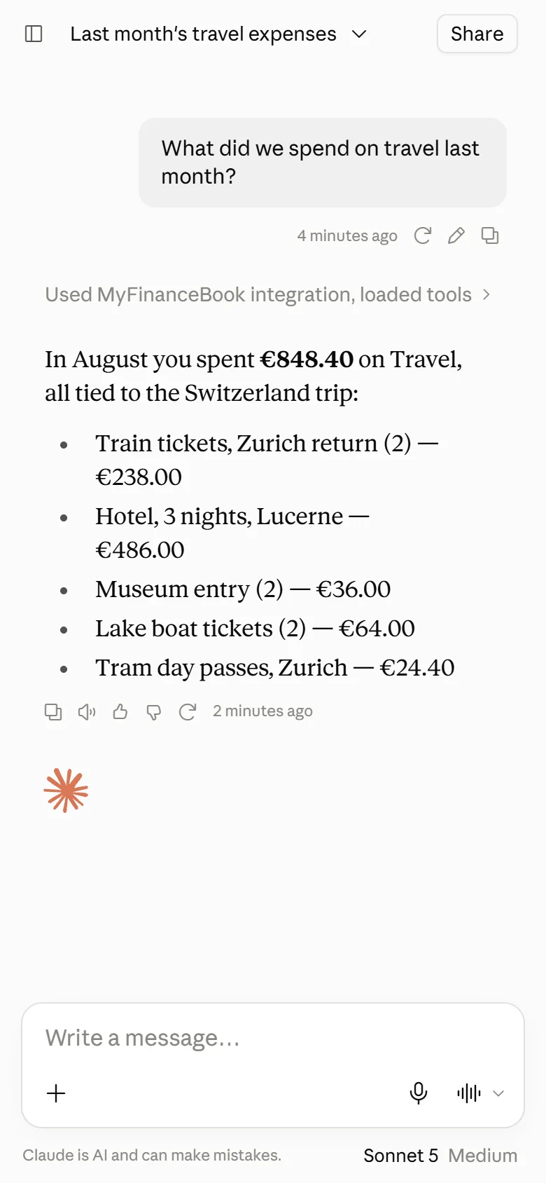 Claude auf einem Smartphone beantwortet aus demselben Haushaltsbuch, was letzten Monat für Reisen ausgegeben wurde.
